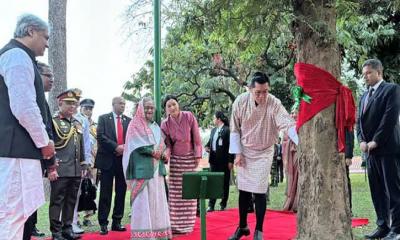 ৪০ বছর আগে বাবার হাতে লাগানো গাছ ছুঁয়ে দেখলেন ভুটানের রাজা